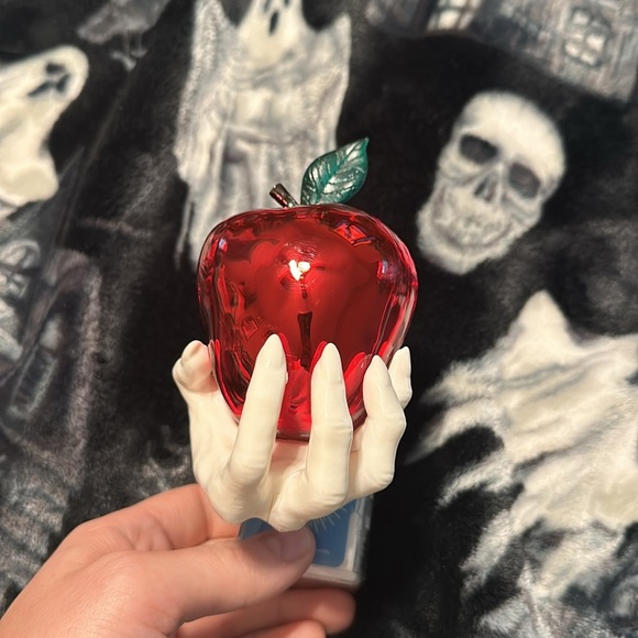 Bath & Body Works EVIL APPLE Nightlight Wallflower SKULL IN APPLE Plug HALLOWEEN - Picture 3 of 6